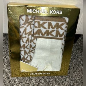 MICHEAL KORS SCARF SET